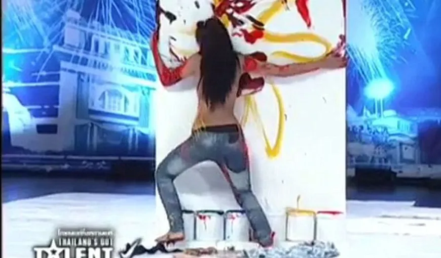 Thailandezii au talent. A pictat cu sânii şi a scandalizat întreaga ţară VIDEO