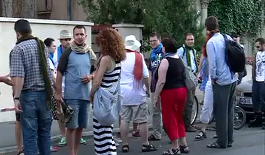 PROTESTUL FULARELOR, în faţa casei lui Adrian Năstase din Zambaccian VIDEO