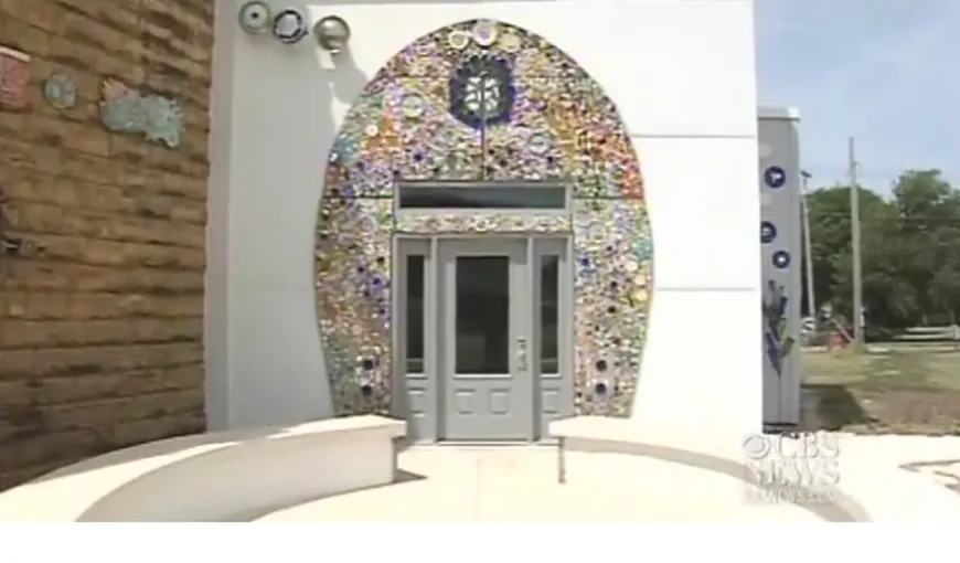 O toaletă publică, transformată în expoziţie de artă