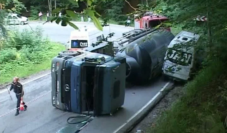 O cisternă plină cu motorină s-a ciocnit cu un autocar, în Timiş VIDEO
