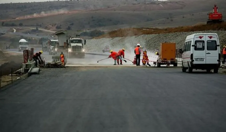 Un bărbat a murit după ce bena unui camion s-a răsturnat peste el