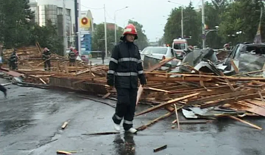Furtună în Moldova. Un bărbat din Bârlad, rănit de un acoperiş smuls de vânt VIDEO