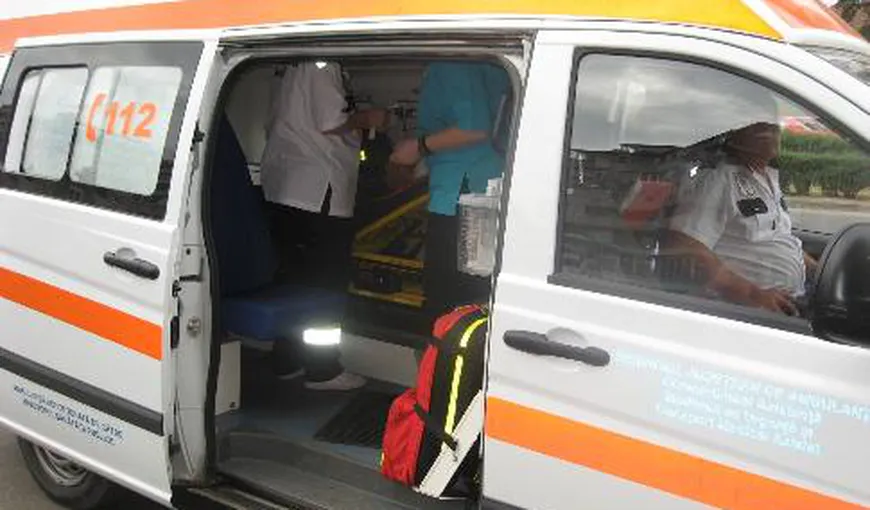 Autocar răsturnat în judeţul Botoşani. Două persoane au fost rănite