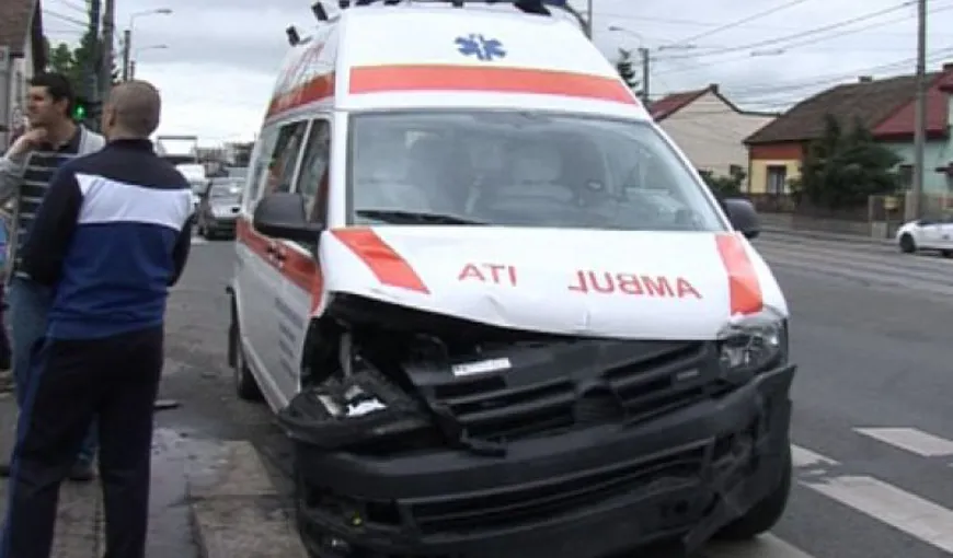 O ambulanţă condusă de un ŞOFER BĂUT, implicată în accident. Două persoane au ajuns la spital
