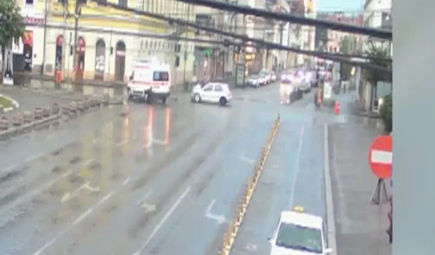 Ambulanţă în misiune, lovită în plin într-o intersecţie din Cluj-Napoca VIDEO