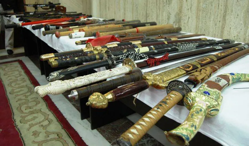 Săbii, bâte şi cuţite au fost confiscate la Craiova, în timpul unor percheziţii VIDEO