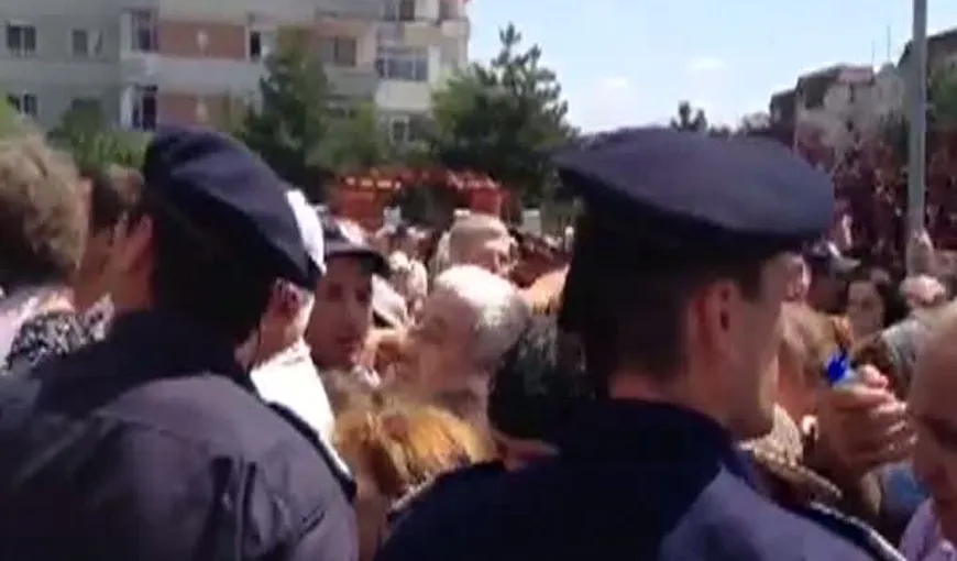 Mii de oameni s-au călcat în picioare la sfinţirea Catedralei din Mioveni VIDEO