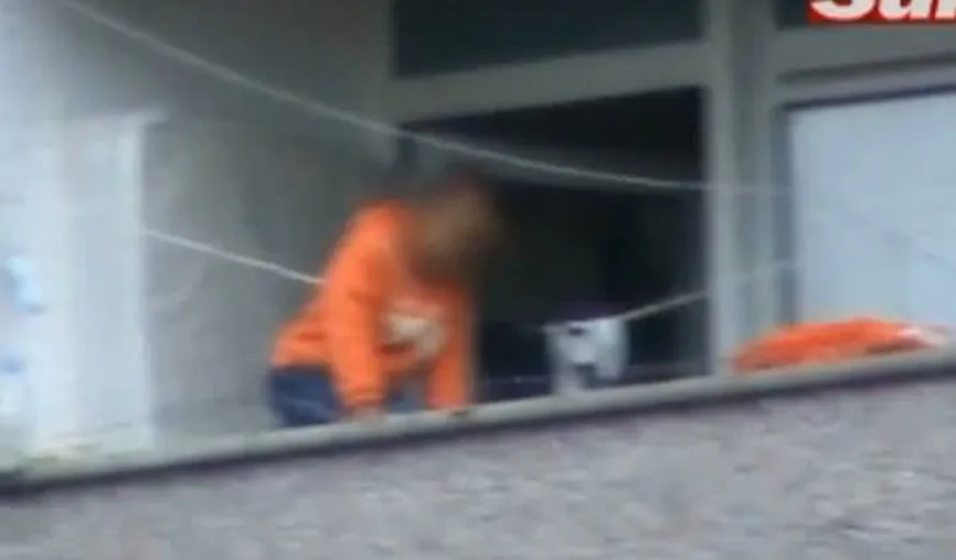 Un băiat de doi ani s-a legănat pe marginea balconului de la etajul 8 VIDEO
