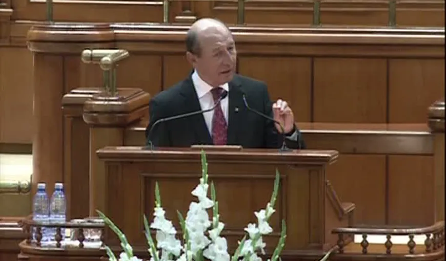 Băsescu, în plen: Aţi văzut un dictator care să dea opoziţiei funcţia de premier?