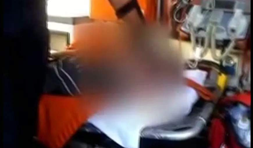 Scandal la Vama Veche: Un bărbat beat s-a aruncat de pe mansarda unei case pe o maşină VIDEO
