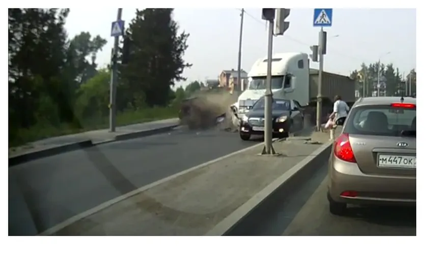 Accident SPECTACULOS cu un camion fără frâne. O femeie a scăpat cu viaţă ca prin minune VIDEO