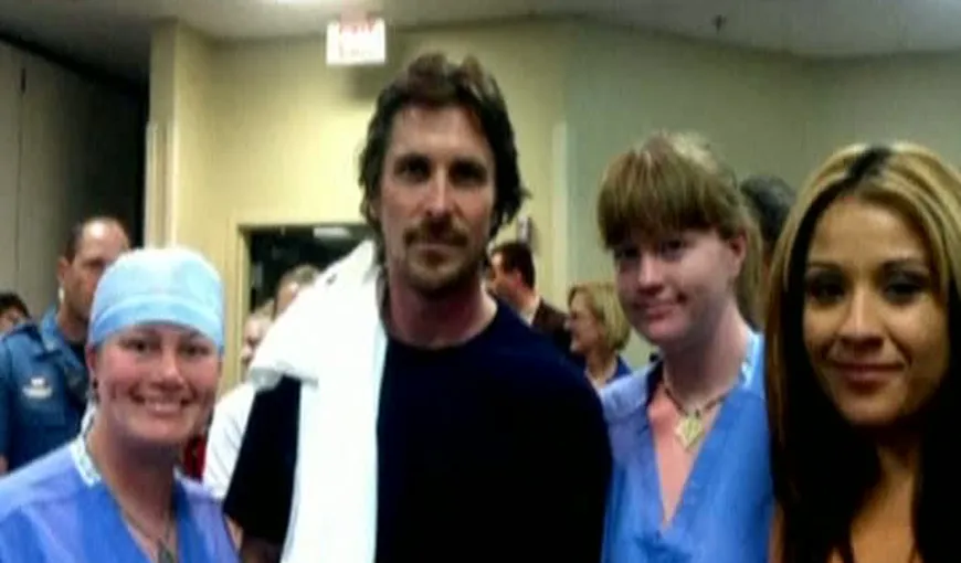 Christian Bale, actorul din Batman, a vizitat răniţii atentatului din cinematograf VIDEO