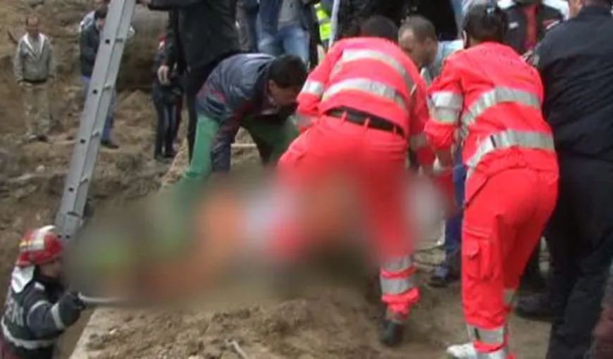 Un copil de 12 ani a murit după ce a fost prins sub un mal de pământ
