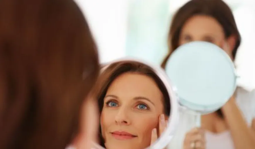 O femeie petrece 43 de săptămâni din viaţă în faţa oglinzii