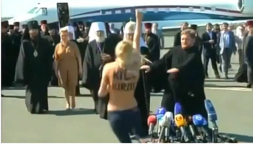 Patriarhului Bisericii ortodoxe ruse, întâmpinat de o militantă cu sânii goi VIDEO