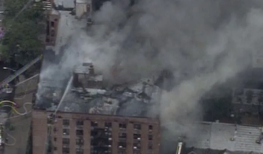 Incendiu de proporţii într-un bloc din New York. 26 de pompieri au fost răniţi