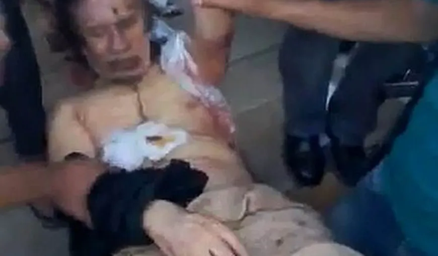 Cadavrul însângerat al lui Gaddafi, folosit de rebeli în batjocură drept păpusă de ventriloc VIDEO