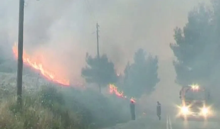 Sute de oameni evacuaţi din Peloponez din cauza incendiilor de vegetaţie VIDEO