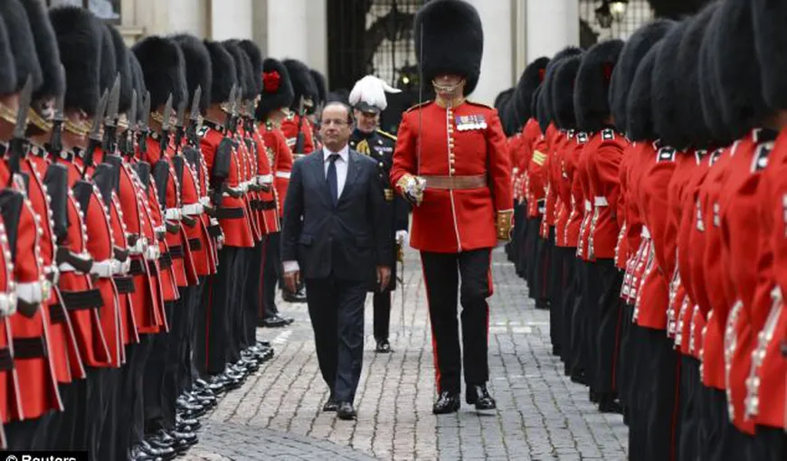 Hollande, ridiculizat de francezi pentru că arăta ca un pitic între gărzile regale britanice
