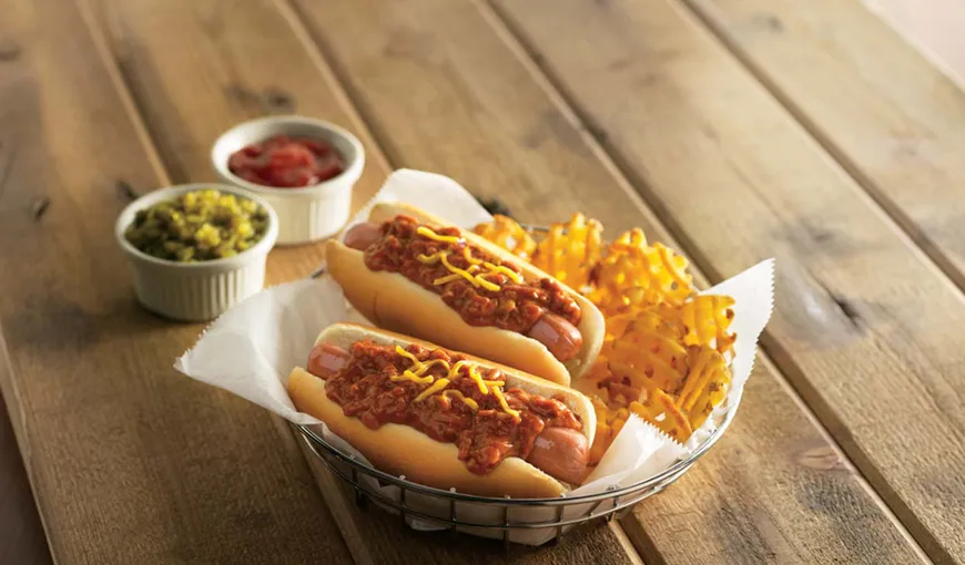 Ce conţine de fapt un hot dog? Lista care te-ar putea determina să nu-l mai mănânci