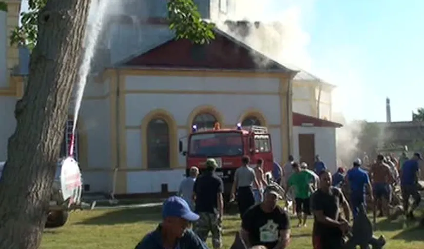 Incendiu la o biserică din Sf. Gheorghe: Turla s-a prăbuşit VIDEO