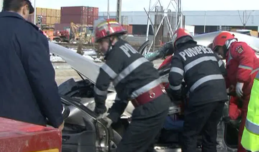 Accident în lanţ cu cinci maşini, judeţul Alba. Două persoane au fost rănite