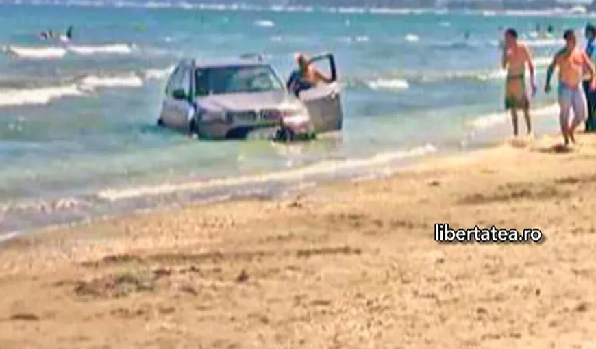 Un şmecher a confundat BMW-ul cu barca şi a rămas blocat în nisip