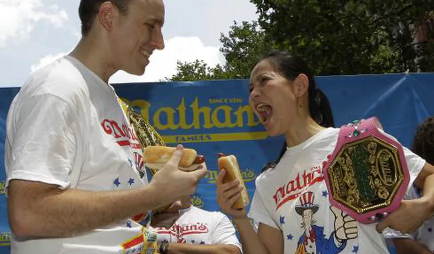 Concursul de înfulecat hot-dogs din America a fost câştigat tot de „veteranul” Joey Chestnut