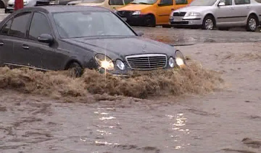 Bulevard din Arad, inundat în urma ploilor. Traficul este îngreunat