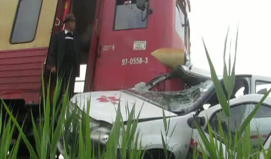 Maşină lovită de tren în judeţul Sibiu. Două persoane sunt rănite