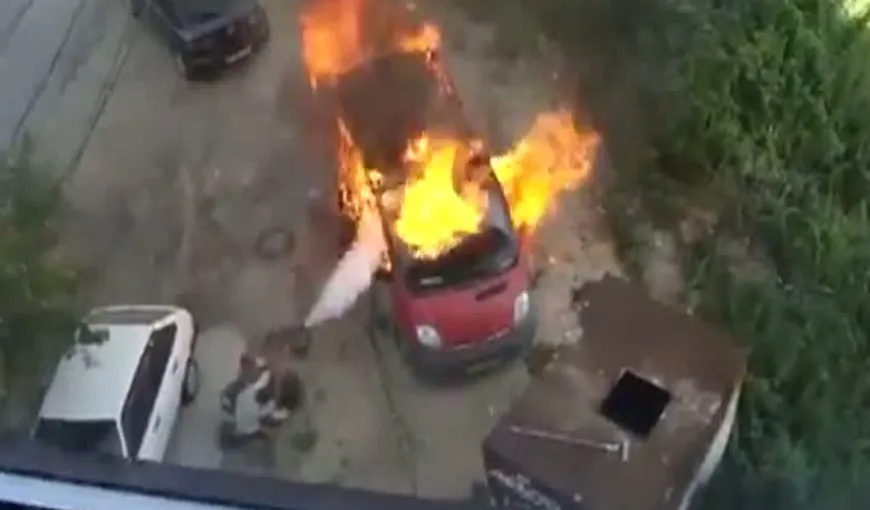 În Rusia, maşinile ard în parcare. Două vehicule au explodat lângă un bloc VIDEO