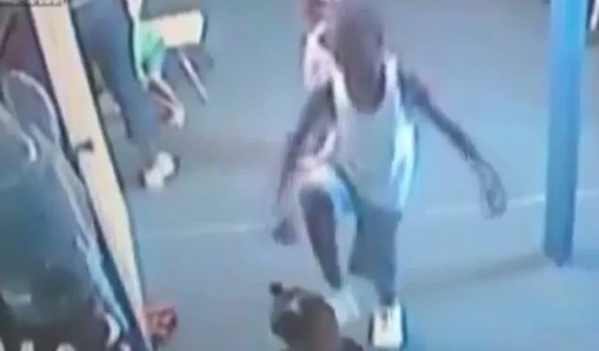Copil de nouă ani, filmat la creşă în timp ce bate cu bestialitate o fetiţă de trei ani VIDEO