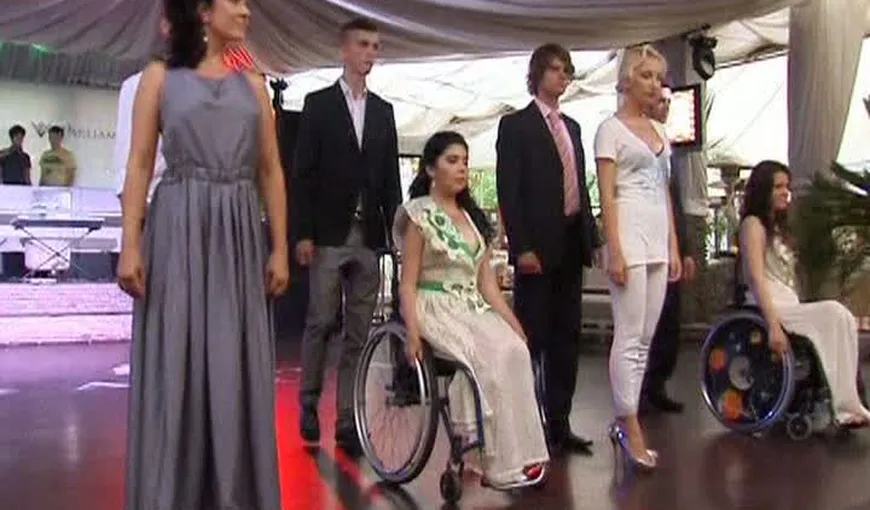 Defilare de modă în scaun cu rotile, în Ucraina VIDEO