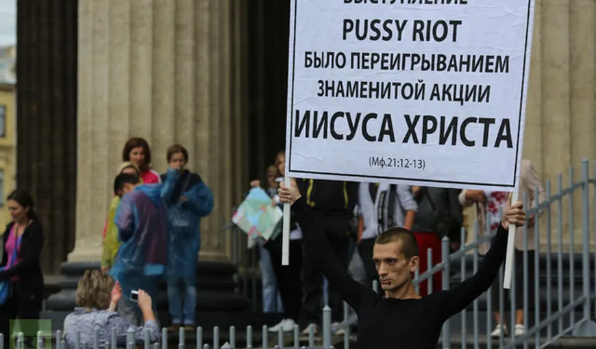 Un artist rus şi-a cusut gura în semn de protest