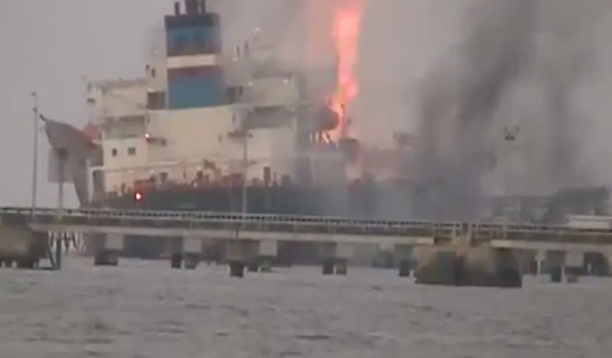 Un petrolier malaysian a explodat din cauza unui fulger. Un mort şi patru dispăruţi VIDEO