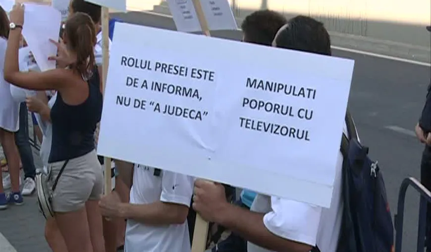 Protest în faţa postului de televiziune Antena 3 VIDEO