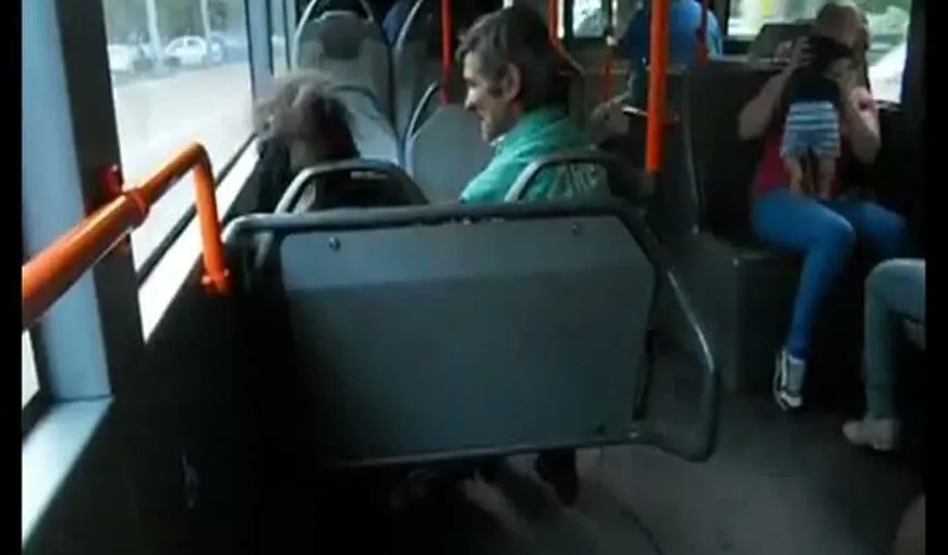 Femeie BĂTUTĂ în autobuz, din cauza unei farse VIDEO