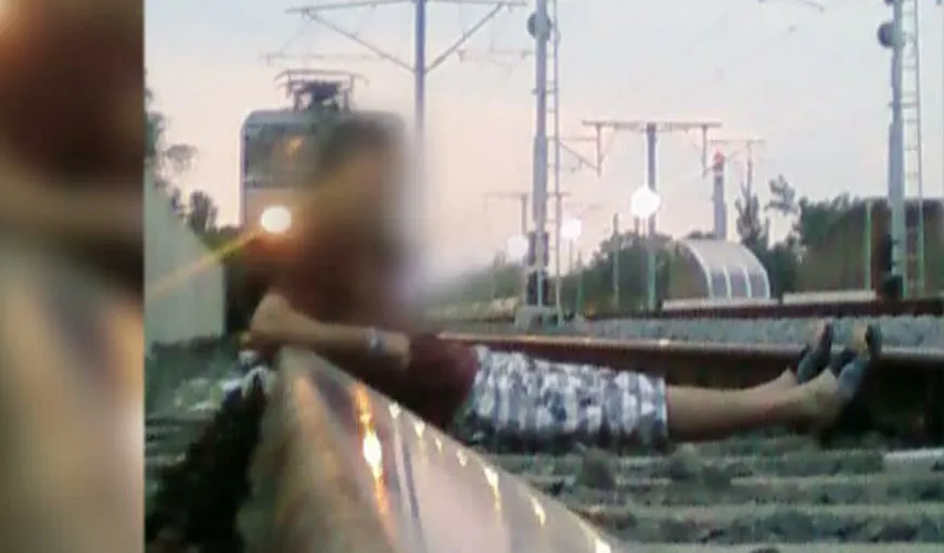 Teribilism pe calea ferată: S-au pozat la doar câţiva metri în faţa trenului VIDEO