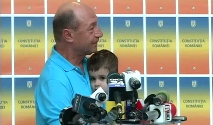 Traian Băsescu, cu un copil în braţe la prima conferinţă de presă din campanie VIDEO