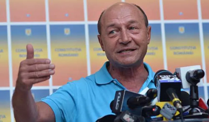 Băsescu spune că oferta privind demisia în schimbul revizuirii Constituţiei rămâne valabilă