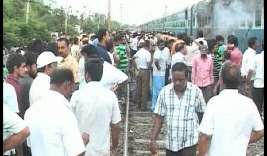 Tren în flăcări în India: 47 de persoane au murit VIDEO