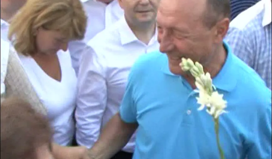 Traian Băsescu poartă haine scumpe. Vezi cât costă tricoul albastru VIDEO