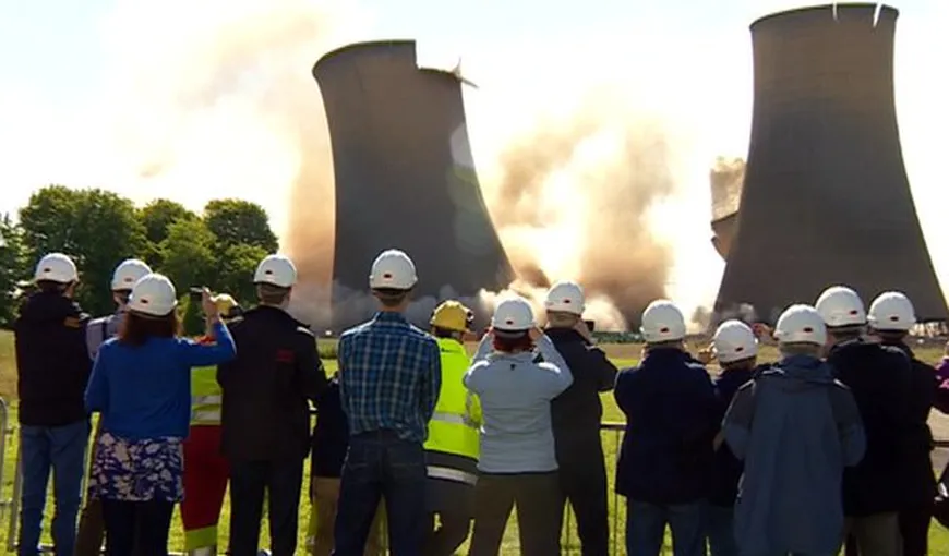 Britanicii s-au strâns ca la spectacol să vadă implozia turnurilor unei termocentrale VIDEO