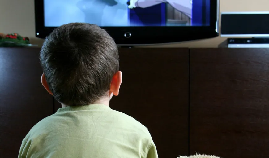 Copiii între 2 şi 4 ani, lăsaţi în faţa televizorului, riscă să devină obezi