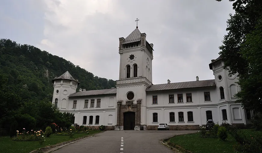 Pelerinaj cu mici şi lăutari la mânăstirea Tismana VIDEO