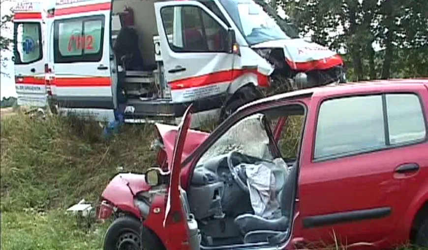 Accident pe DN13. O ambulanţă a fost lovită frontal de o şoferiţă adormită