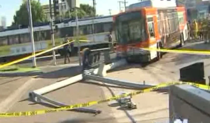 Accident grav în Los Angeles. Un tren a lovit un autobuz VIDEO