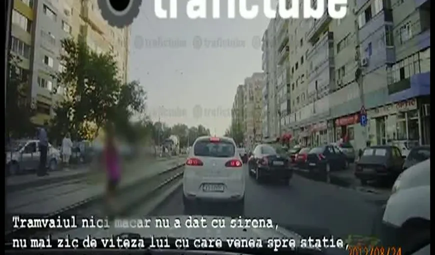 SCENE DE GROAZĂ în Capitală: O tânără a fost lovită de tramvai şi prinsă sub roţile acestuia