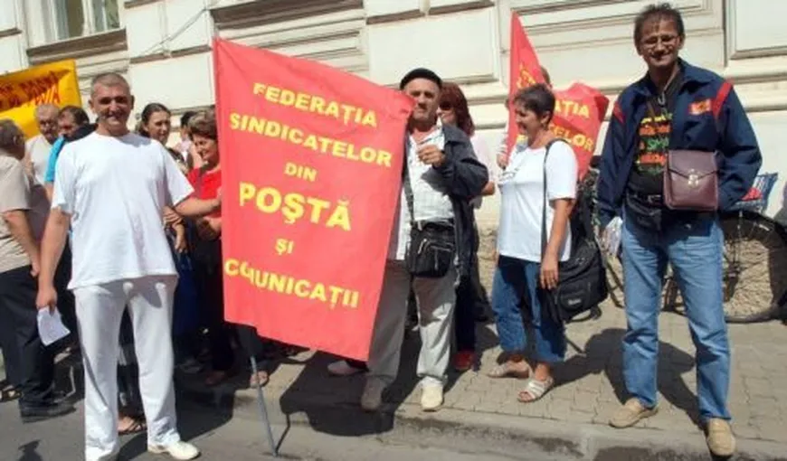 Peste 50 de angajaţi ai Poştei au pichetat Prefectura Arad