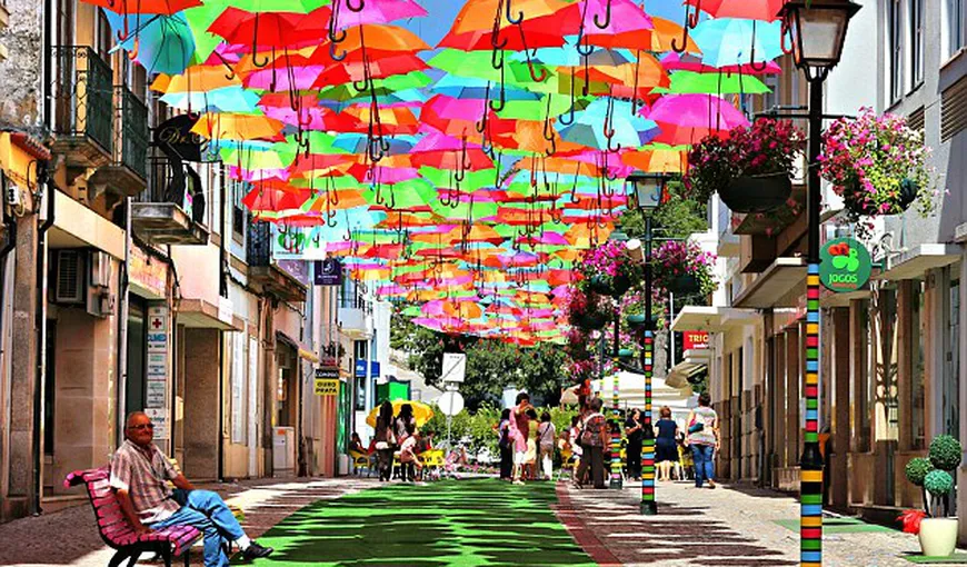 Strada umbrelelor colorate: Cea mai nostimă metodă de a ne apăra de soare FOTO